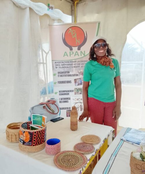 Mme la Responsable Artistique, enthousiaste au Salon