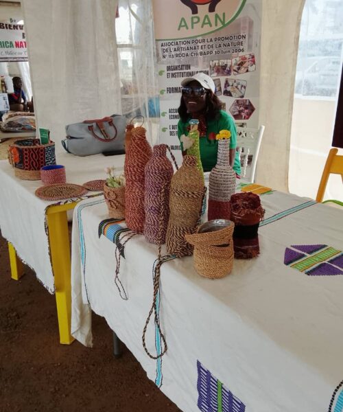 Des centres de table en raphia, des pots et des bouteilles en plastique
