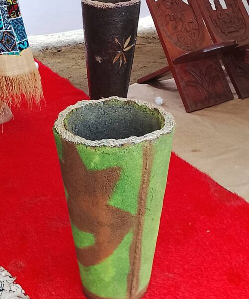 Deux grands pots de fleurs faits avec des déchets plastiques